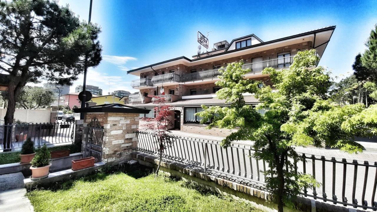 Hotel & Wellness Fra I Pini لينانو سابيادورو المظهر الخارجي الصورة
